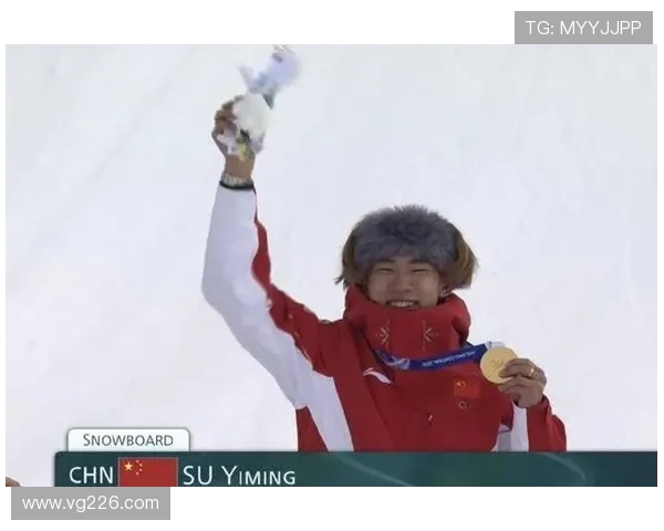 苏翊鸣夺首金雪地撸袖秀腕表时