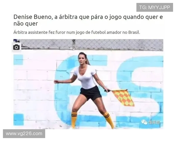 土耳其女边裁遭球员铲倒事件 土耳其女边裁遭球员铲倒事件